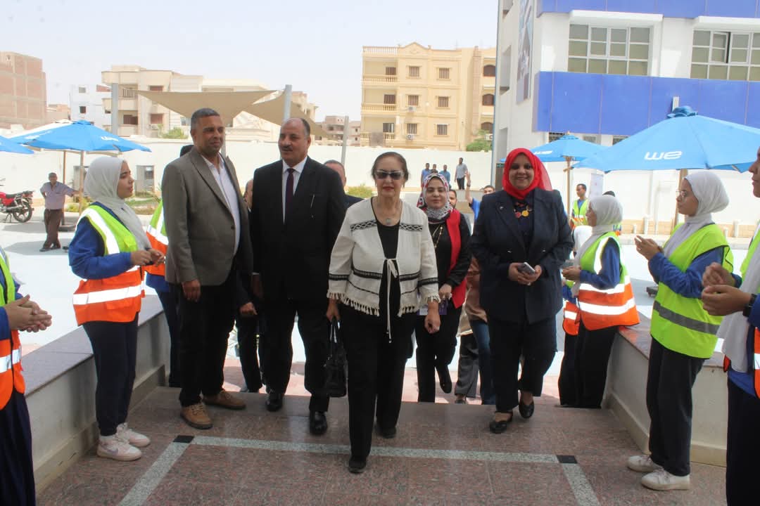 صابر زيان وكيل وزارة التربية والتعليم بالمنيا والسفيرة نائلة جبر فى زيارة ميدانية لمدارس التعليم الفني بالمنيا..(صور)