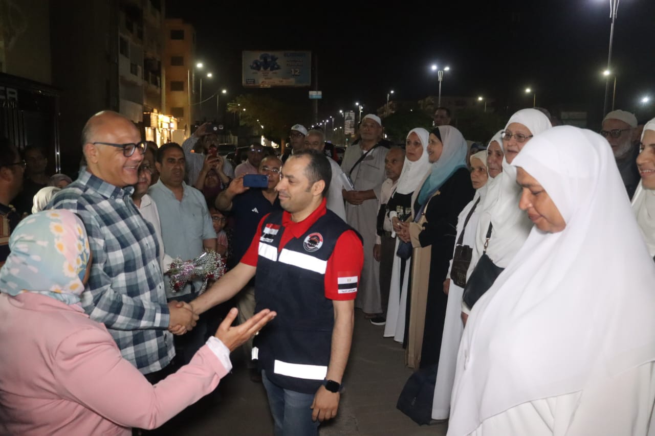 محافظ القليوبية يودع أول فوج مكون من 90 حاج وحاجه قبل سفرهم لبيت الله الحرام لأداء مناسك الحج لهذا العام