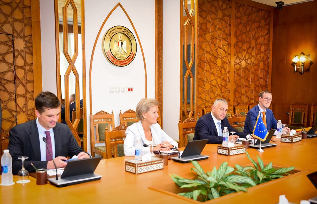 وزير الخارجية والهجرة يستقبل المفوض الأوروبي للشراكات الدولية