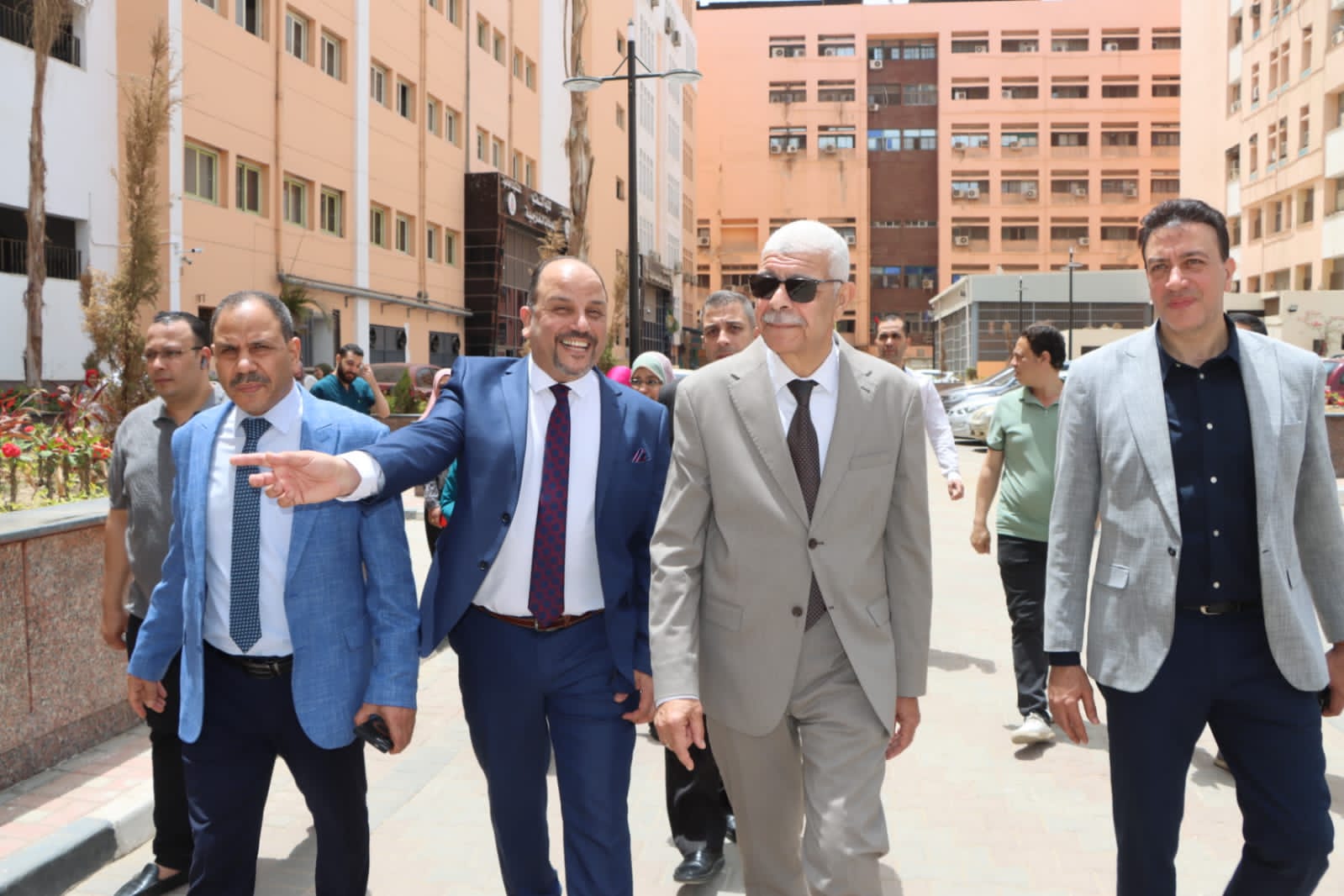 رئيس جامعة المنوفية يتفقد سير العمل بالعيادات الخارجية بطب الأسنان ويعلن علاج ٩٠٠٠ حالة مجانا