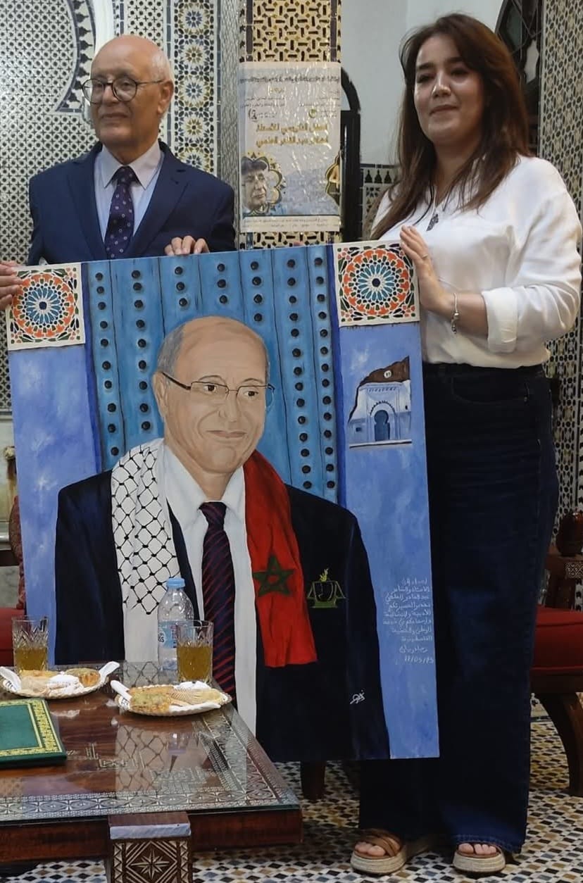 بيت الأمة بتطوان..تكريم الشاعر والكاتب والحقوقي عبد القادر العلمي وتقديم له لوحة “بورتري”بأنامل الفنانة المغربية رجاء ريان