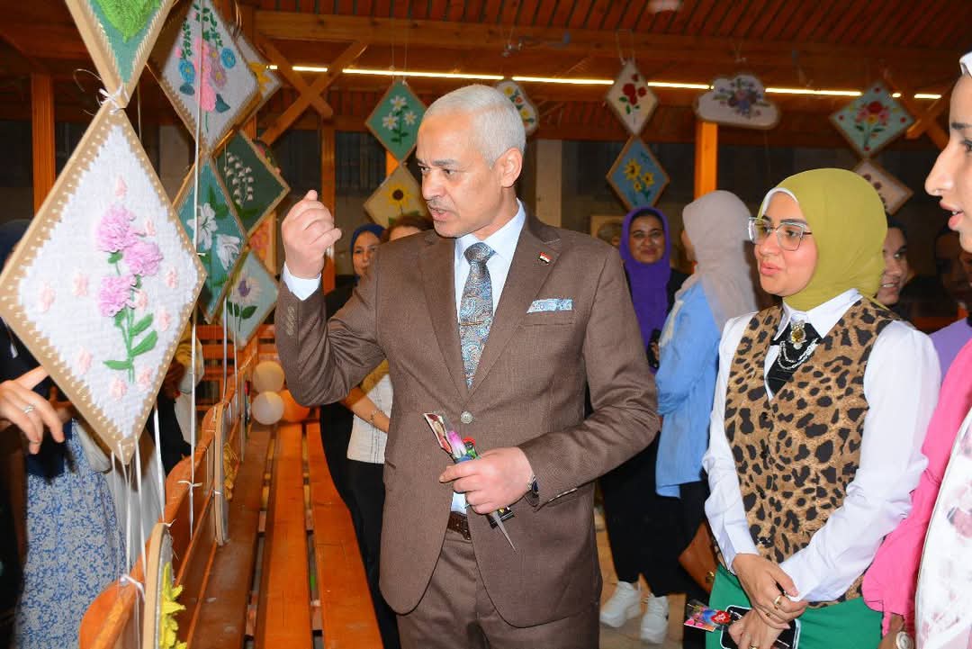 افتتحه الدكتور احمد عبدالمولى نائب رئيس جامعة أسيوط ..”زهور نسجية”.. معرض فني بكلية التربية النوعية بجامعة أسيوط