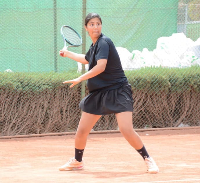 نجمة كرة المضرب”التنيس” الشريفة أميرة البقالي قادمة للاضواء بإصرار ومثابرة.