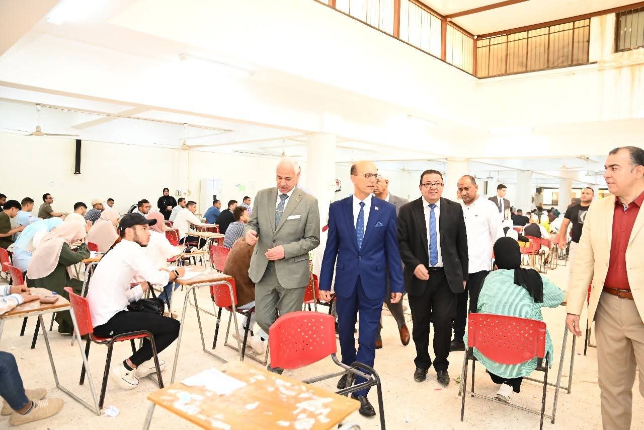 داخل كلية الحقوق رئيس جامعة أسيوط يتابع سير امتحانات الفصل الدراسي الثانى