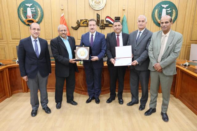 محافظ المنوفية يُكرم “مدرسة جريس الابتدائية” لفوزها بمسابقة أوائل الطلبة على الجمهورية