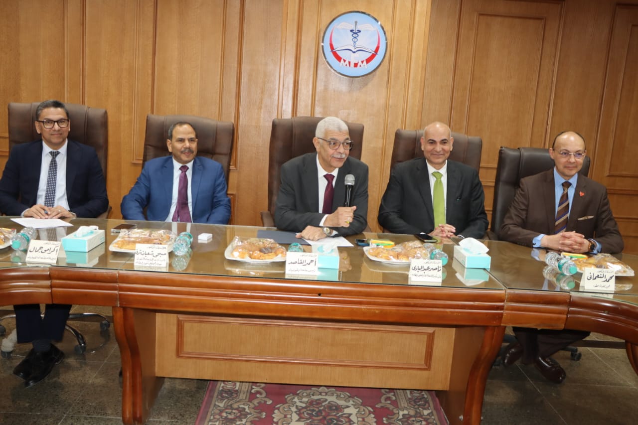 رئيس جامعة المنوفية يلتقى بالعمداء ويؤكد على جاهزية الكليات لانطلاق امتحانات الفصل الدراسي الثاني