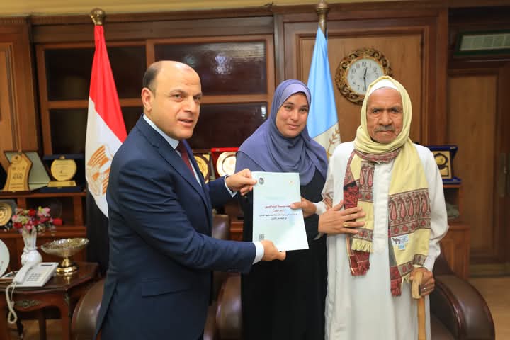 محافظ كفرالشيخ يُسلّم 14 عقد تقنين أراضي أملاك دولة للمستفيدين من المواطنين.. «إنتهينا من تسليم 1307 عقد.. تسهيلات غير مسبوقة فى السداد وسرعة إنهاء الإجراءات »