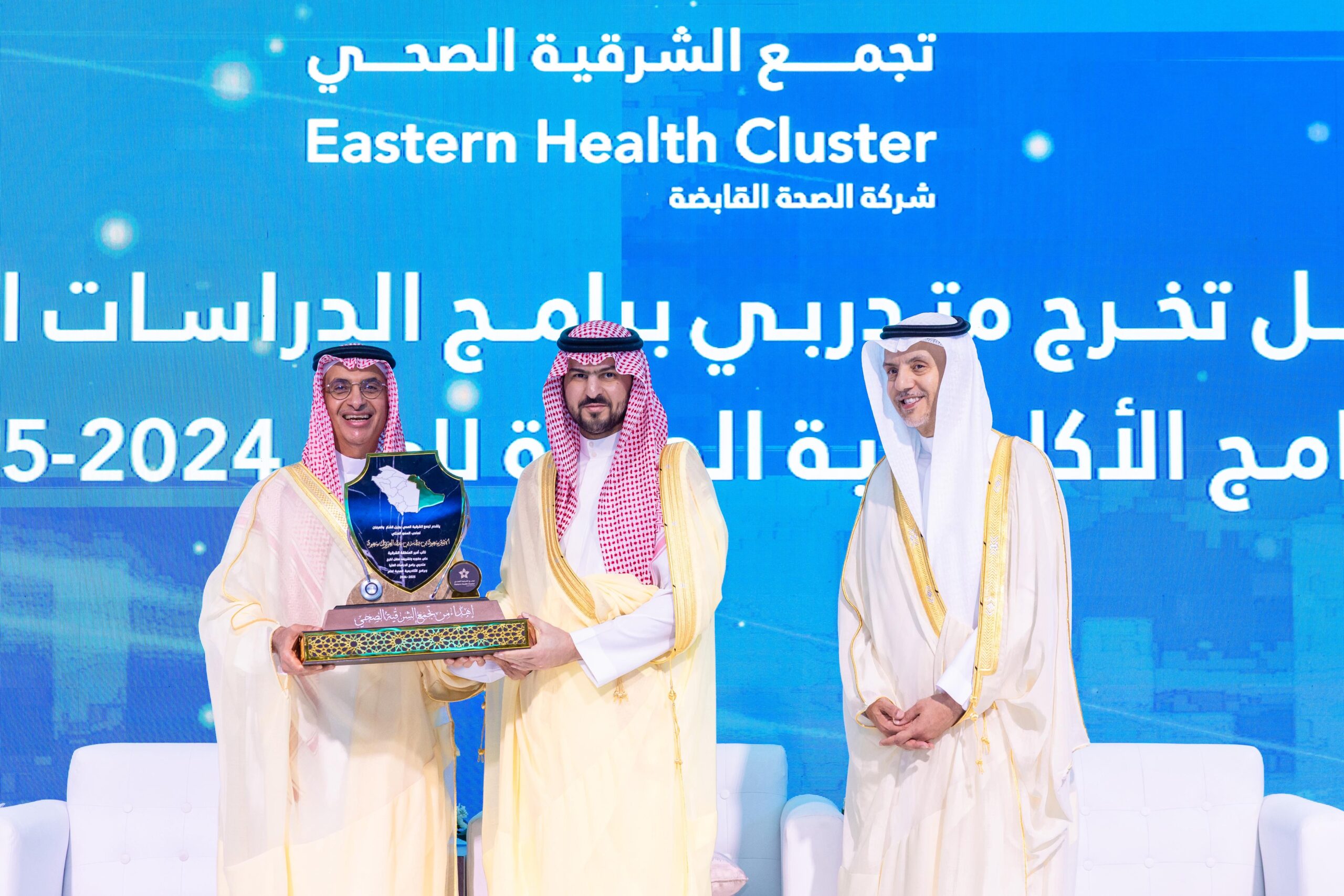 رعى حفل تخريج أكثر من 600 خريج وخريجةنائب أمير المنطقة الشرقية : القيادة الرشيدة تؤمن بأن الاستثمار في المواطن هو الأساس لتحقيق التنمية المستدامة