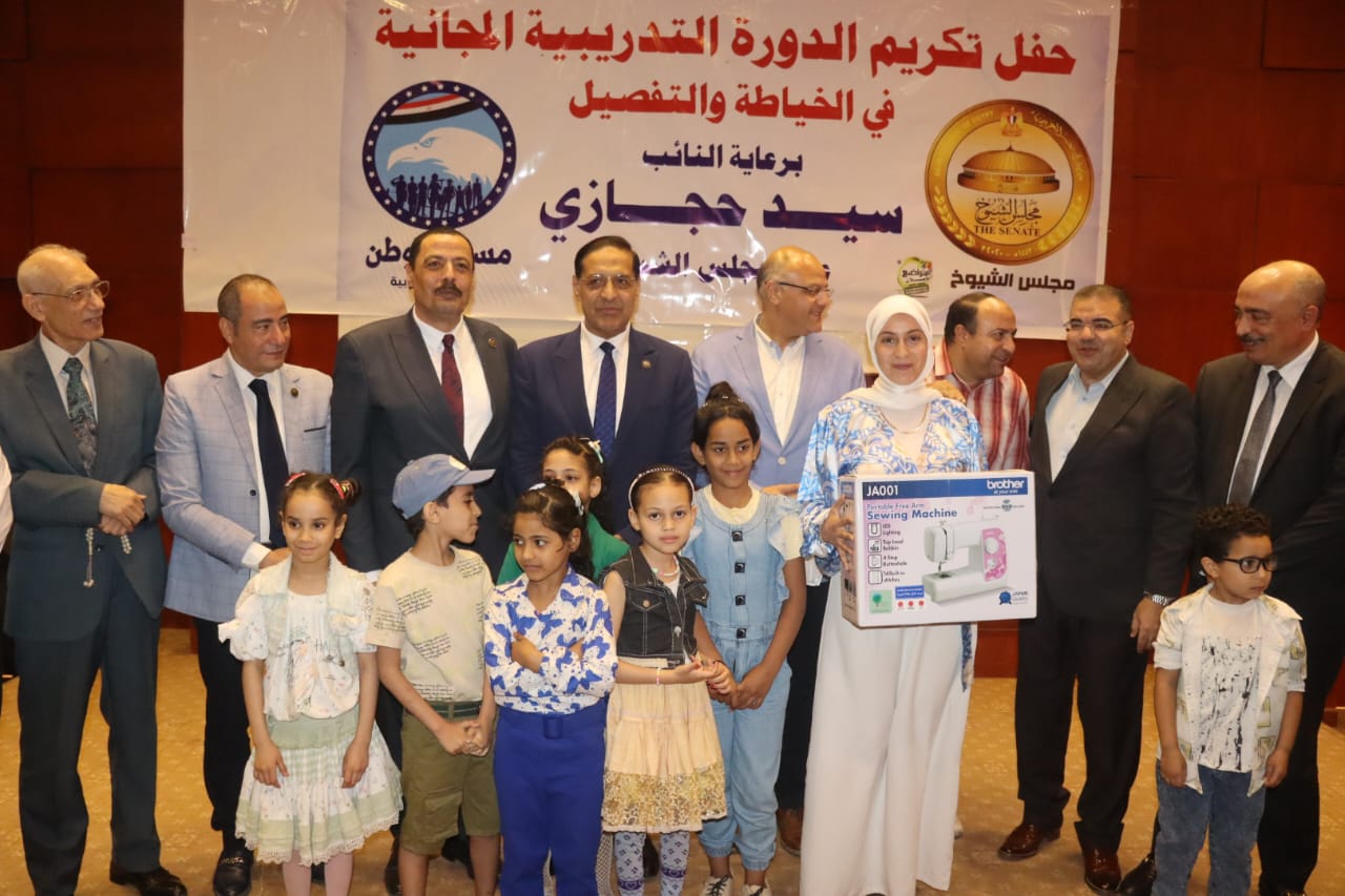 محافظ القليوبية يكرم خريجات دورة الخياطة بشبرا الخيمة في مبادرة لتمكين المرأة اقتصادياً