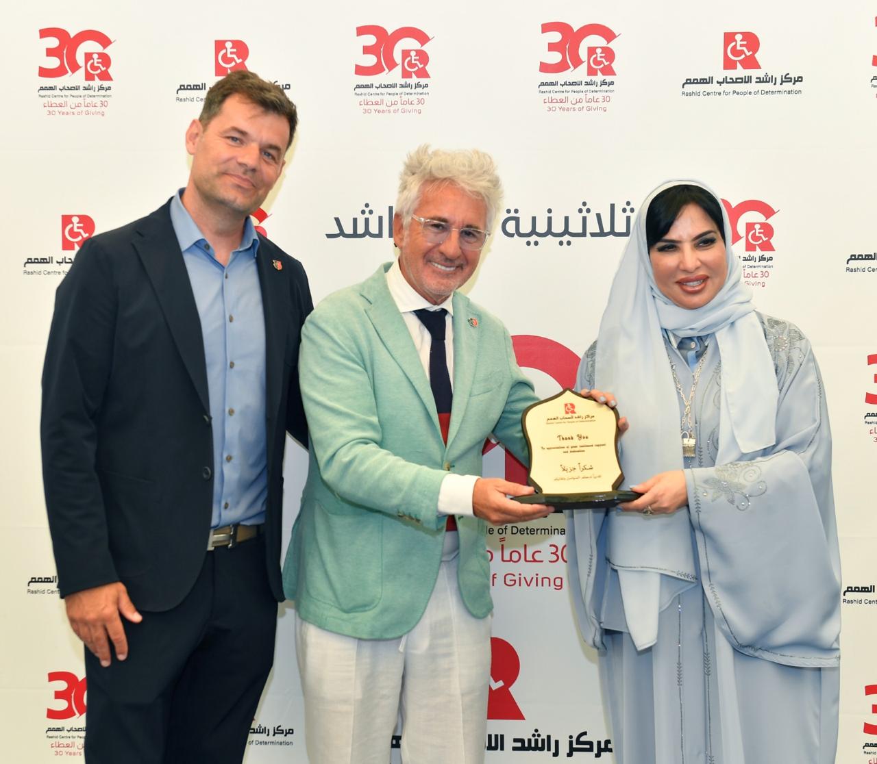 وفد رفيع من نادي برشلونة يزور مركز راشد لأصحاب الهمم ويشيد بخدماته المتميزة