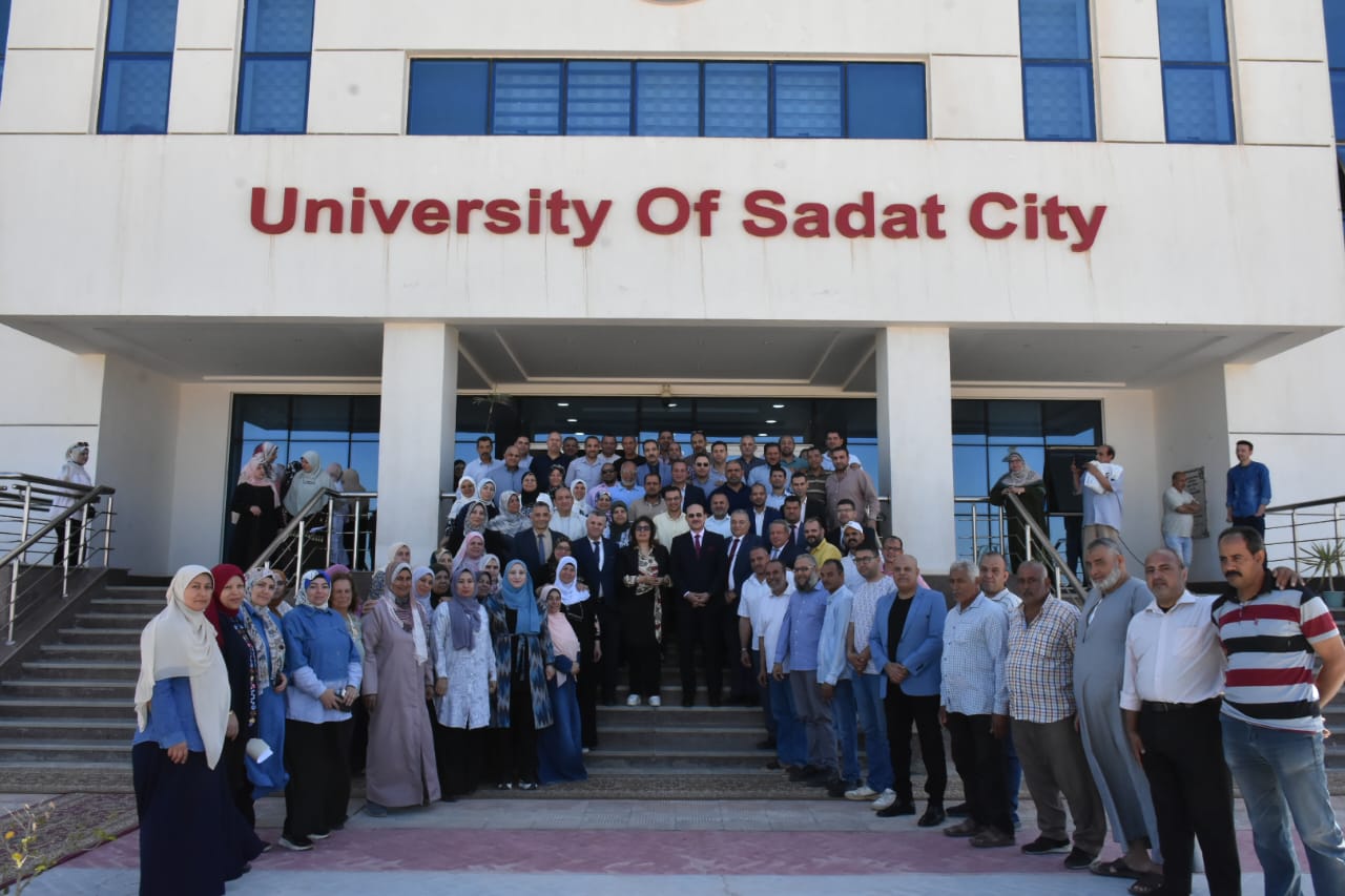أسرة جامعة مدينة السادات تستقبل رئيس الجامعة فى ممر شرفى تقديرا لجهودها وعطائها..