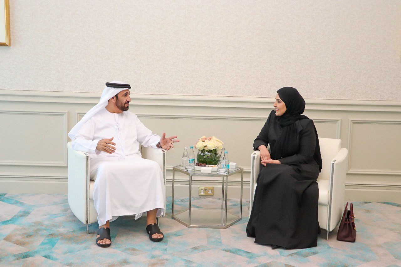 رئيس البرلمان العربي يلتقي رئيسة اللجنة الوطنية لحقوق الإنسان في قطر ويؤكدان أهمية إطلاق ميثاق شرف أخلاقي عربي لتنظيم استخدامات الذكاء الاصطناعي