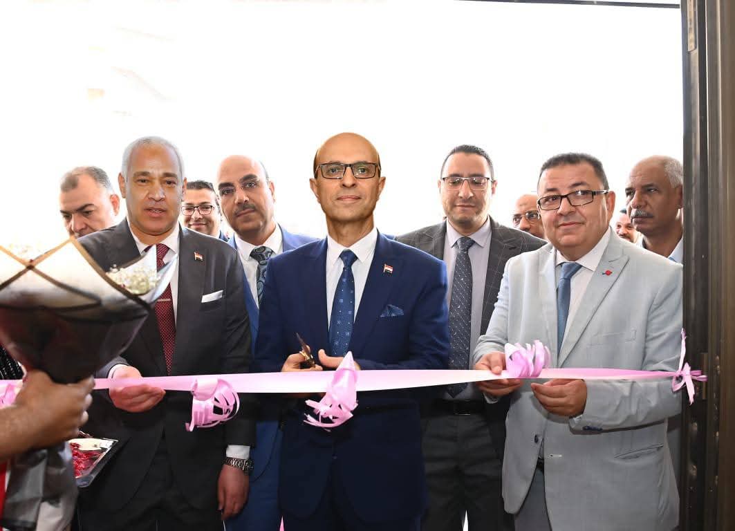 رئيس جامعة أسيوط يفتتح أعمال تطوير خلال افتتاحه تجديد المقرات الإدارية بكلية الحقوق