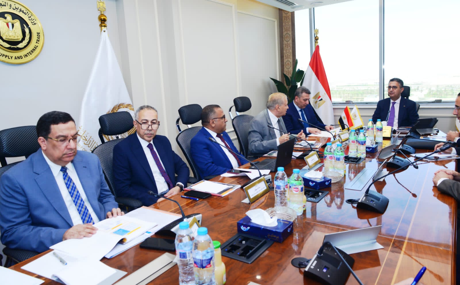 وزير التموين يجتمع برئيس شركة مطاحن ومخابز شمال القاهرة لمتابعة خطة التطوير ورفع كفاءة التشغيل.