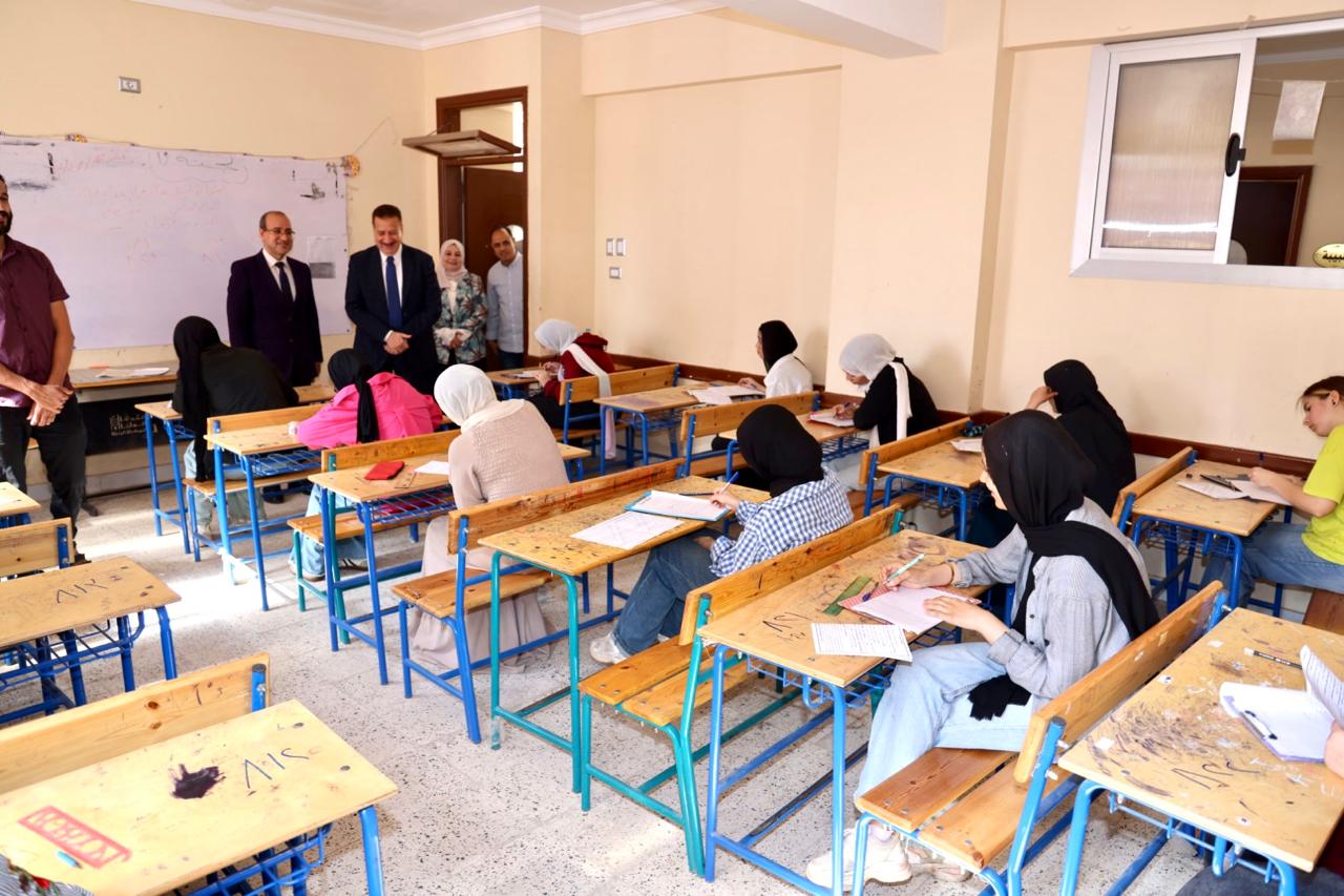 محافظ المنوفية يتفقد انتظام سير اللجان بالشهادة الإعدادية فى عدد من المدارس