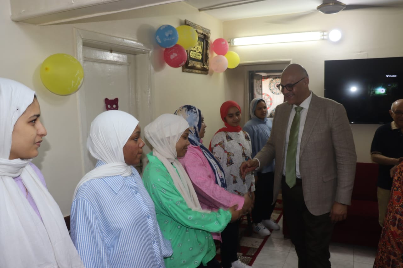 محافظ القليوبية يشارك فى رسم الفرحة بزيارة مؤسسات الايتام بمدينة قليوب وحي شرق شبرا الخيمة ويقدم لهم التهنئة والهدايا والورود في أول أيام عيد الاضحي المبارك