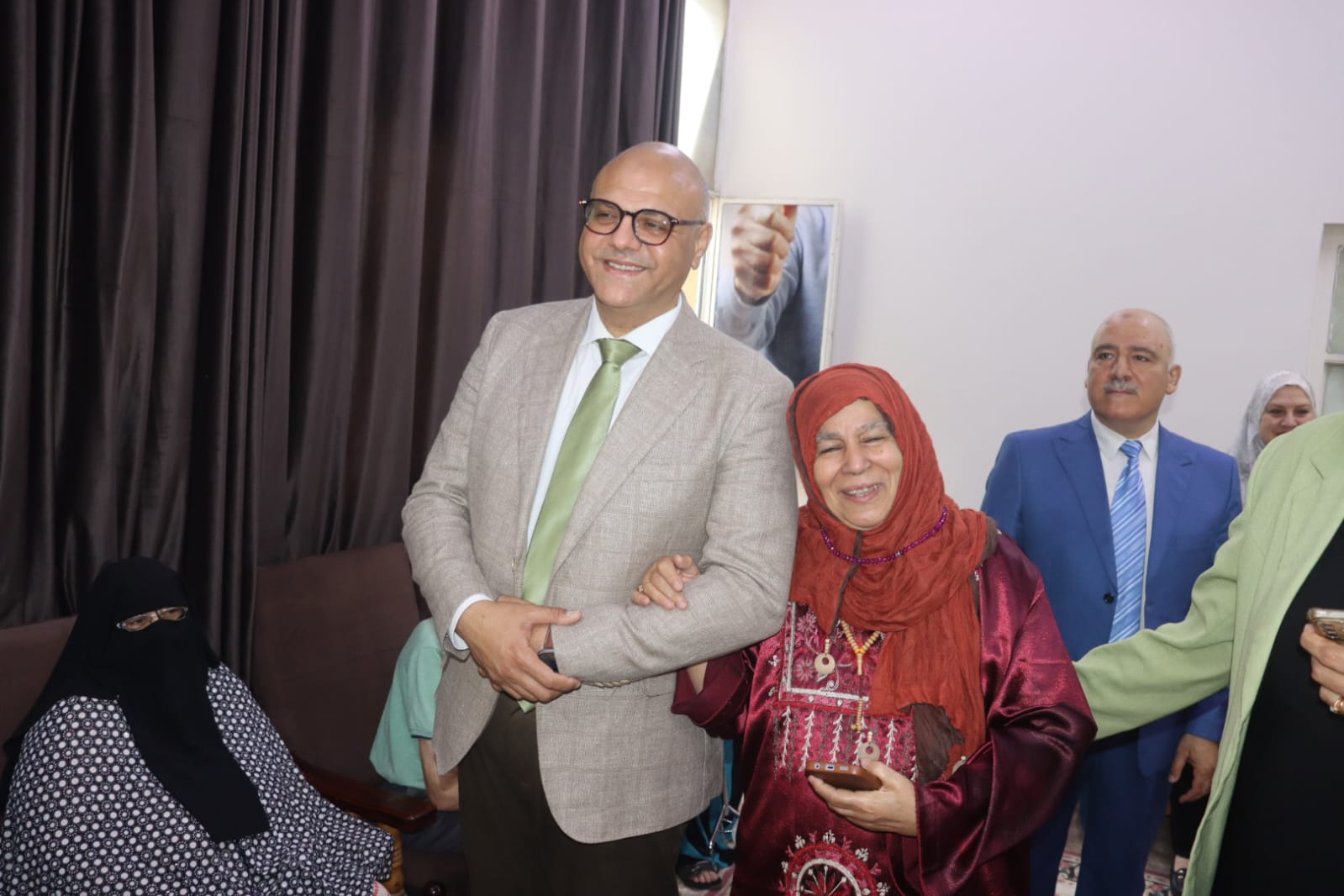 محافظ القليوبية يقدم التهنئة للمسنين ويقدم لهم الهدايا والورود فى اولي ايام عيد الاضحي المبارك