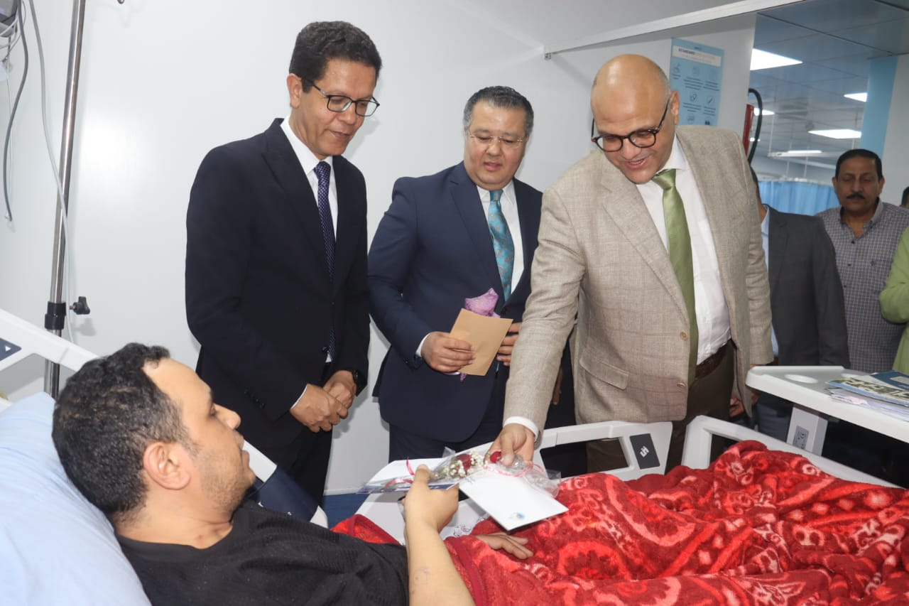 خلال جولة صباحية وبحضور رئيس جامعة بنها ….محافظ القليوبية يرسم البهجة والفرحة على الأطقم الطبية والمرضى ويقدم لهم التهنئة والهدايا والورود في أول أيام عيد الاضحي المبارك