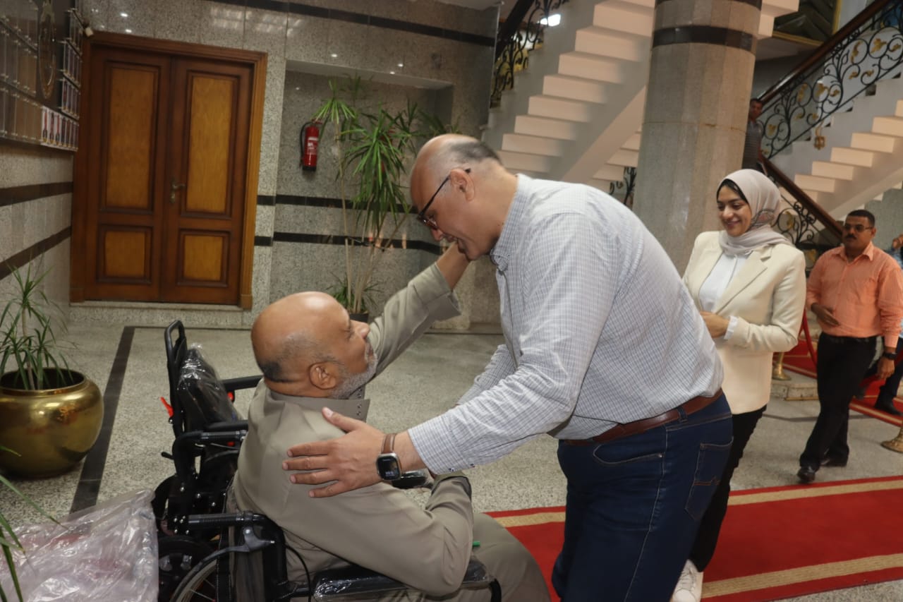 محافظ القليوبية يوفر كرسيًا كهربائيًا لمواطن من ذوي الهمم استجابة لطلب قدمه خلال لقائه الأسبوعي