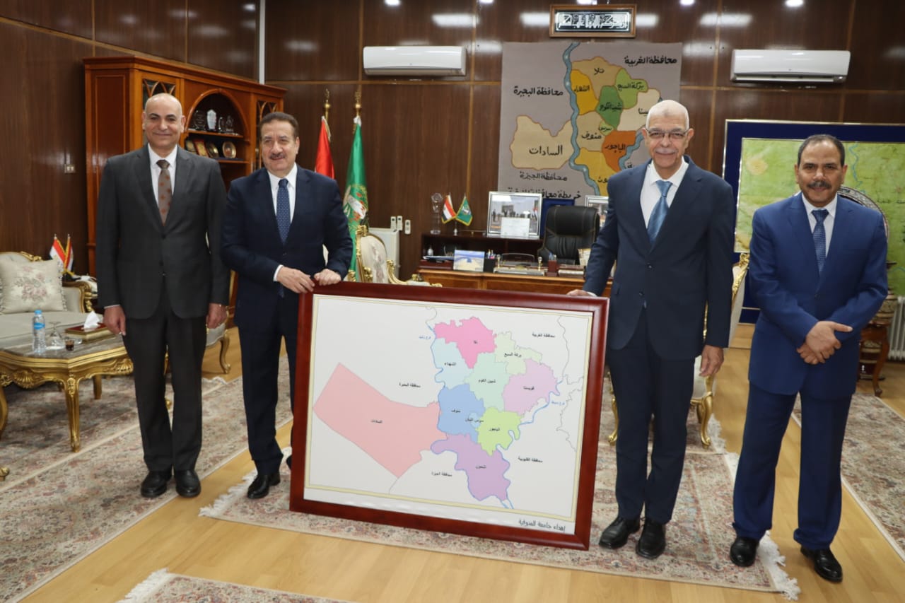 رئيس جامعة المنوفية يهنئ المحافظ وأهالي المحافظة بالعيد القومى ١١٩ للمحافظة ويهدي محافظ المنوفية خريتطتين للوطن والمحافظة