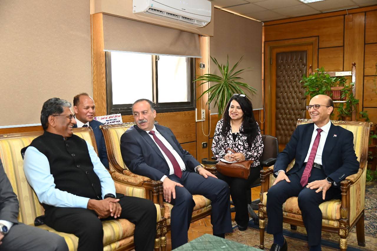 السفير الهندي “سوريش ريدي” فى زيارته لجامعة أسيوط للتعريف برياضة اليوجا(صور)