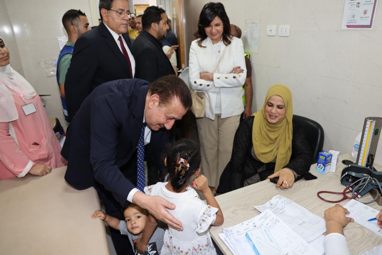 محافظ المنوفية ونبيلة مكرم يدشنان القافلة الثانية للتحالف الوطنى