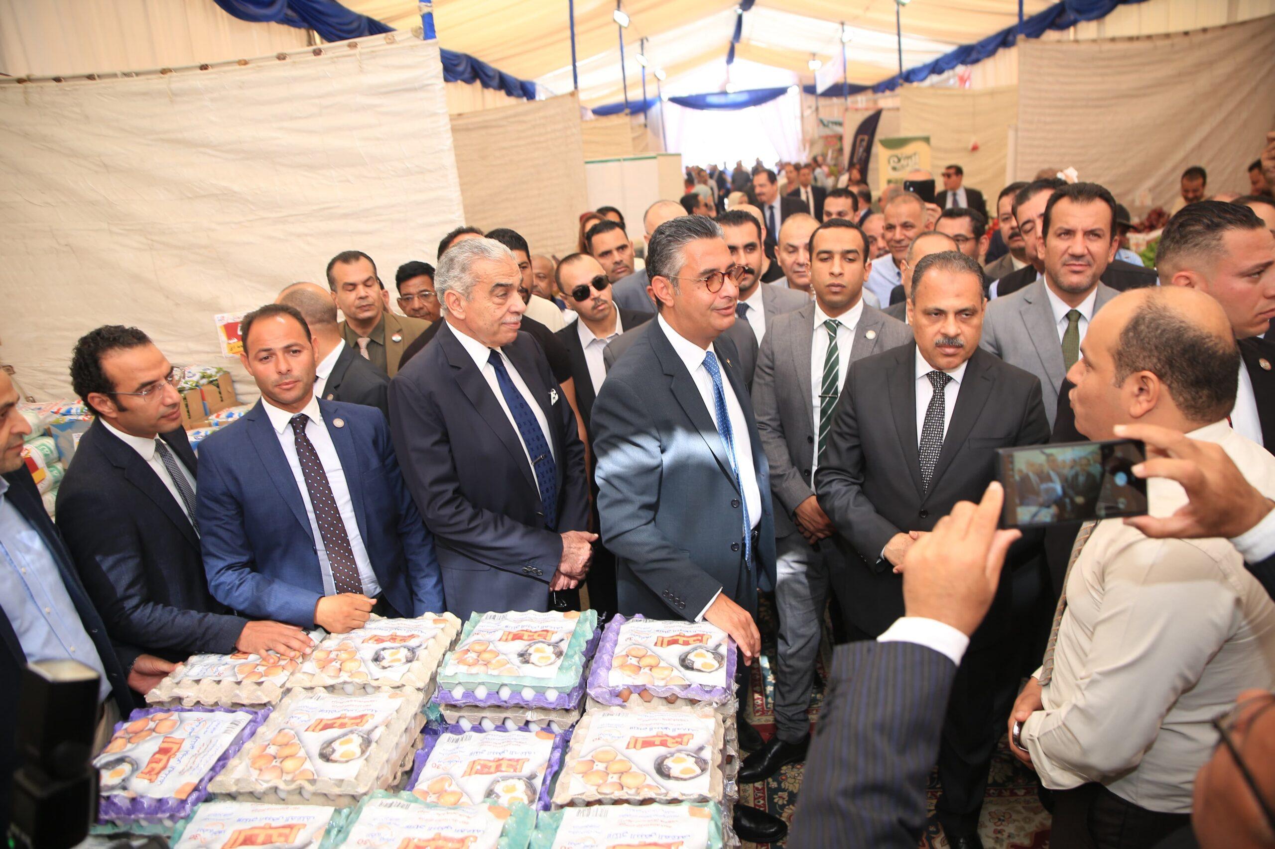 وزير التموين ومحافظ الشرقية يفتتحان سوق اليوم الواحد بالعاشر من رمضان.