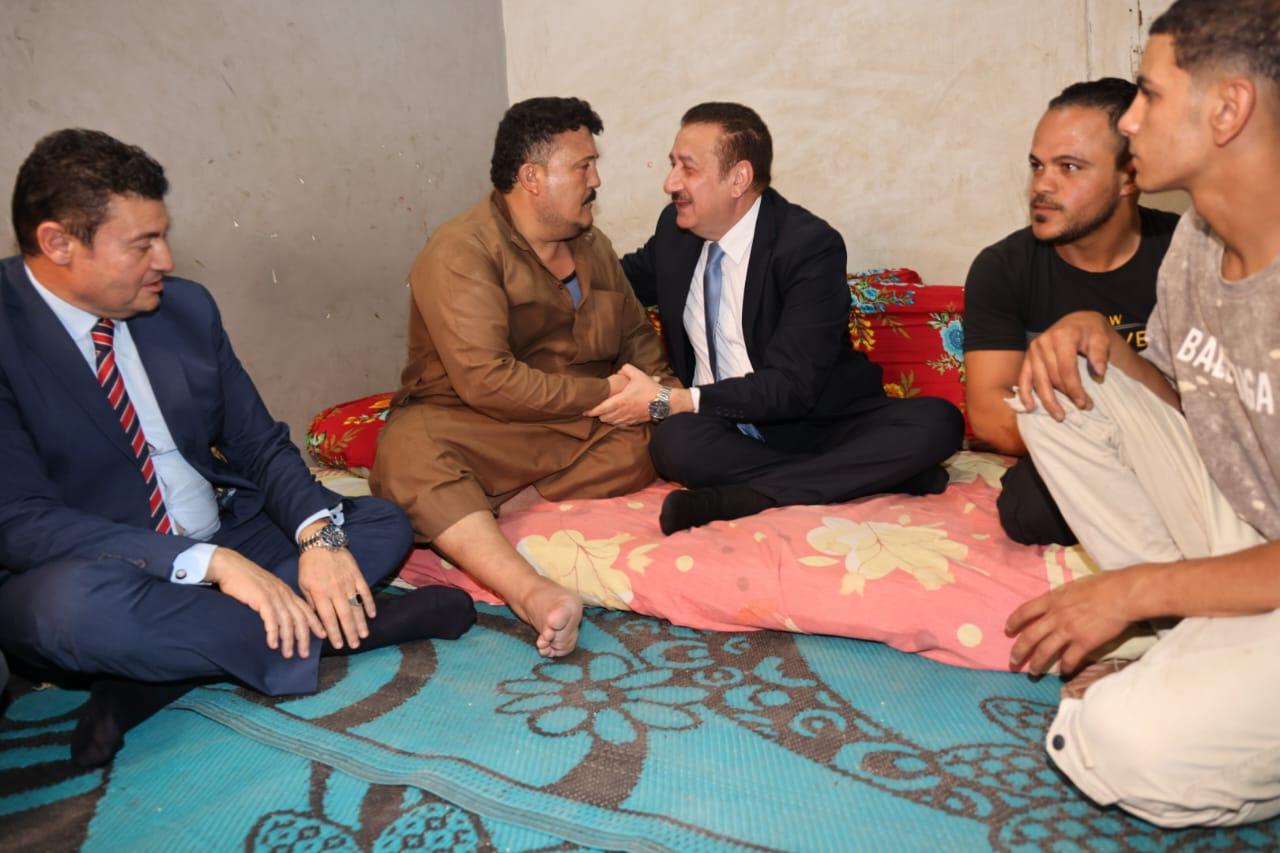 محافظ المنوفية يقدم واجب العزاء لوالد سائق حادث الطريق الإقليمي بمنزله