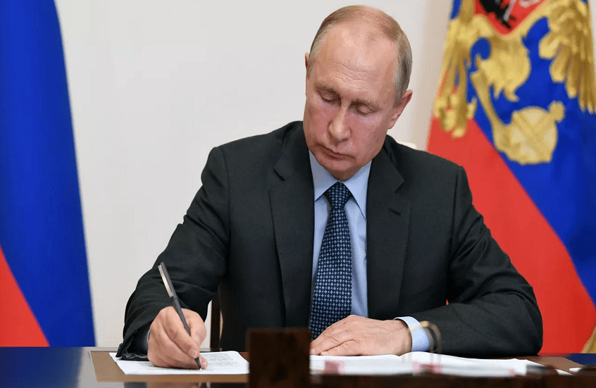 بوتين يوقع مرسوما بشأن مبادئ سياسة اللغة الرسمية للدولة