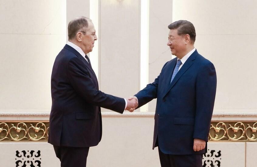 لافروف وشي جين بينغ يبحثان القضايا الثنائية والدولية وسير التحضير لزيارة بوتين إلى بكين