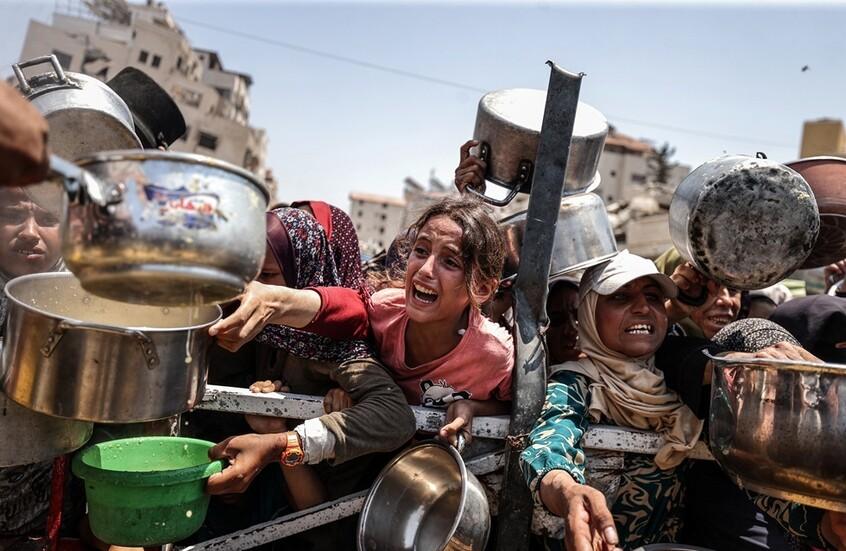 دماء في طوابير الجوعى بفعل القصف الإسرائيلي في غزة