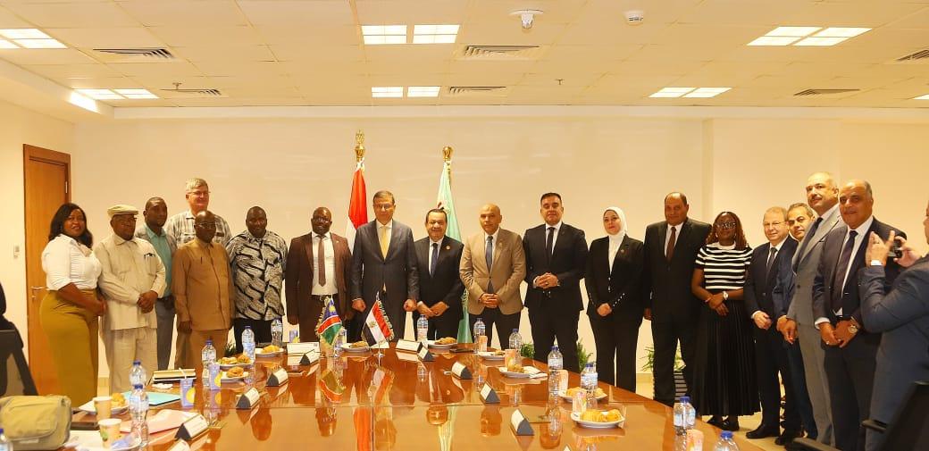وزير الزراعة يبحث مع وفد برلماني ناميبي تعزيز التعاون في المجال الزراعي بين البلدين