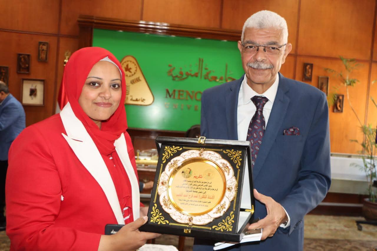 أمانة جائزة عبد الفتاح صبري للقصة القصيرة تكرم رئيس جامعة المنوفية وتقدم الشكر للجامعة علي رعايتها للموهبين