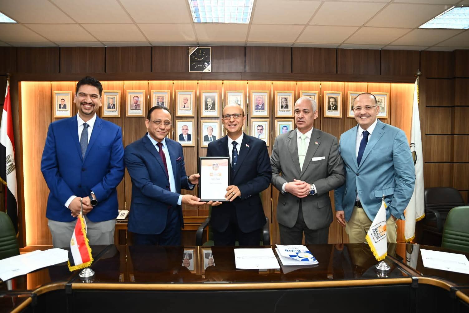 تسلمها الدكتور أحمد المنشاوى رئيس جامعة اسيوط…”شهادة مؤسسة QS العالمية لإدراج جامعة أسيوط ضمن أفضل 20 جامعة مصرية في تصنيف QS لعام 2025″