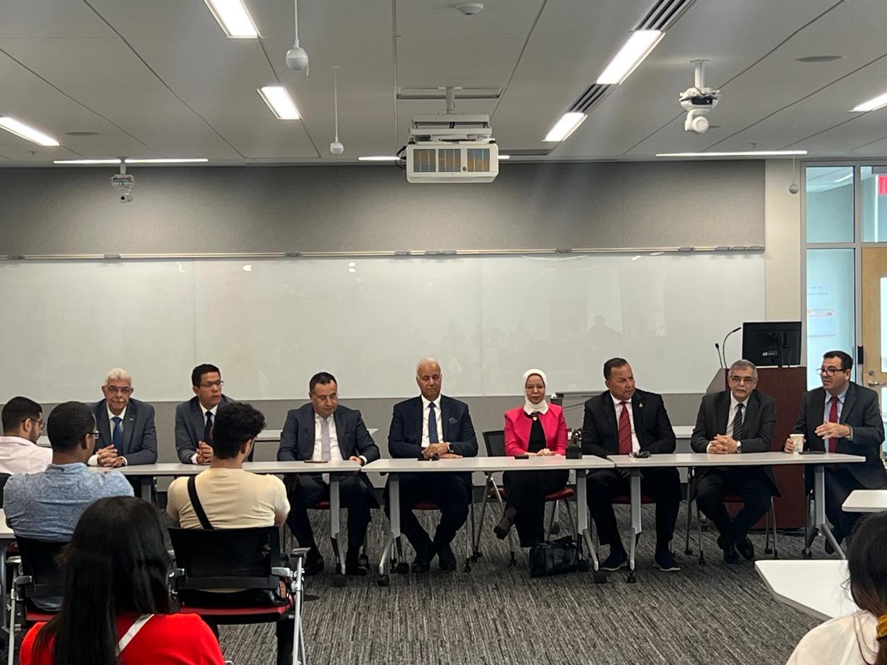 رئيس جامعة المنوفية يلتقي بالطلاب المصريين المشاركين في برامج التدريب الصيفي بجامعة لويفيل الأمريكية