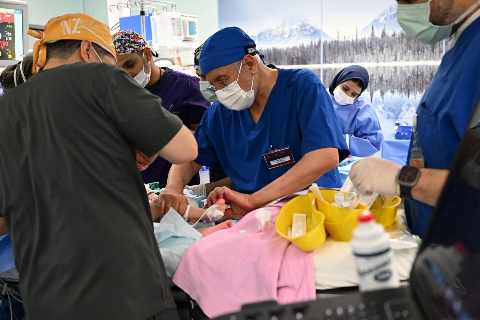 بدء عملية فصل التوأم المُلتصق السوري “سيلين وإيلين” بمستشفى الملك عبدالله التخصصي للأطفال في الرياض