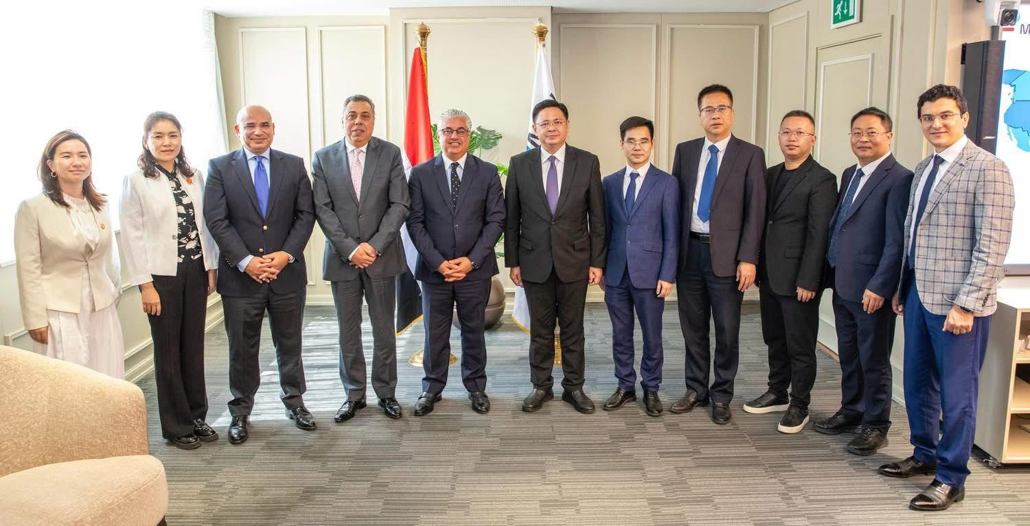 رئيس المنطقة الاقتصادية لقناة السويس يستقبل وفدًا من مجلس ترويج التجارة لمقاطعة جواندونغ الصينية