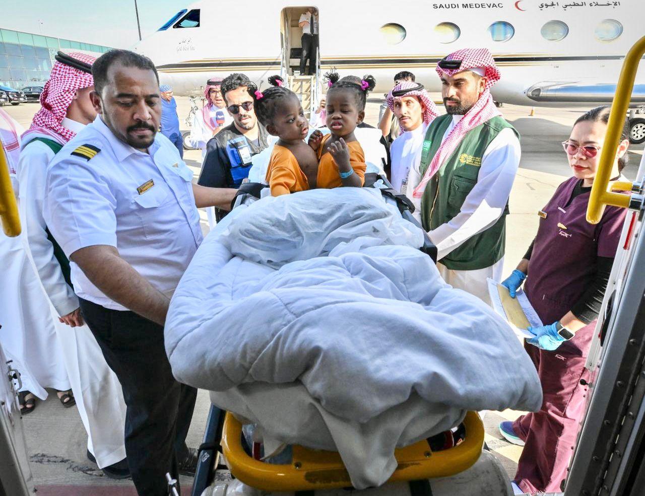 وصول التوأم الملتصق الجامايكي “أزاريا وأزورا إيلسون” إلى الرياض لدراسة حالتهما الطبية