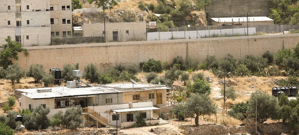 عاجل: الاحتلال يعتقل 4 مواطنين من قرية ام الخير بمسافر يطا