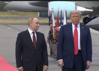 شاهد.. اللحظة الأولى للقاء الرئيس الأمريكي دونالد ترامب ونظيره الروسي فلاديمير بوتين