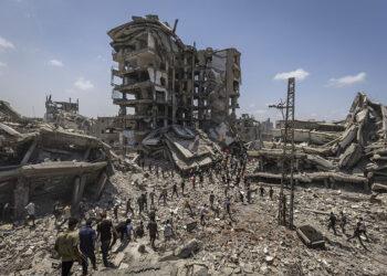 عشرات القتلى والجرحى في غارات إسرائيلية على قطاع غزة وسط أزمة المساعدات الإنسانية