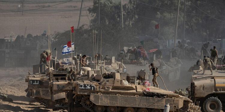 الجيش الإسرائيلي يلقي مناشير إخلاء لسكان شرق غزة (صورة)