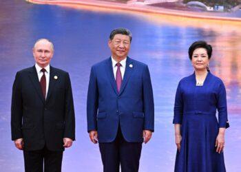 شي جين بينغ يستقبل بوتين لدى وصوله لمقر انعقاد قمة منظمة “شنغهاي للتعاون” في تيانجين بالصين