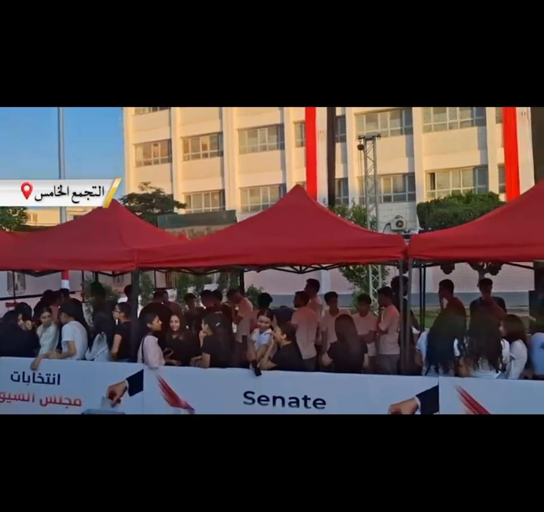 بدء توافد المواطنين امام المقار الانتخابية قبل ساعة من بدء التصويت انتظارا لفتح اللجان بالقاهرة