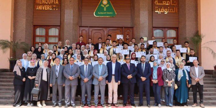 جامعة المنوفية تكرم ١١٧من طلاب كلية الآداب الحاصلين على دورات أخصائي الإستشعار عن بُعد بشهادات معتمدة