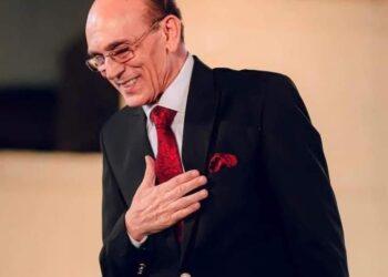 اشرف زكي يطمئن الجمهور المصري والعربي علي الفنان محمد صبحي : يغادر المستشفي حالياً متوجهاً الي منزله