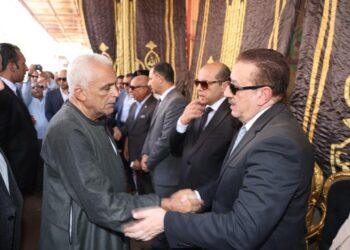 محافظ المنوفية يتقدم جنازة الرائد أحمد حافظ ويقدم واجب العزاء لأسرته..