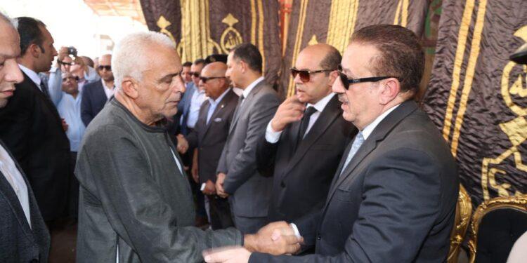 محافظ المنوفية يتقدم جنازة الرائد أحمد حافظ ويقدم واجب العزاء لأسرته..