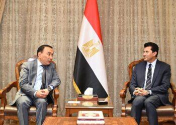 سفير كازاخستان بمصر، يجتمع مع وزير الشباب والرياضة