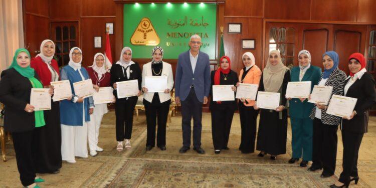 رئيس الجامعة يكرم المشاركات في برنامج “المرأة تقود” في المحافظات المصرية الدفعة الثالثة